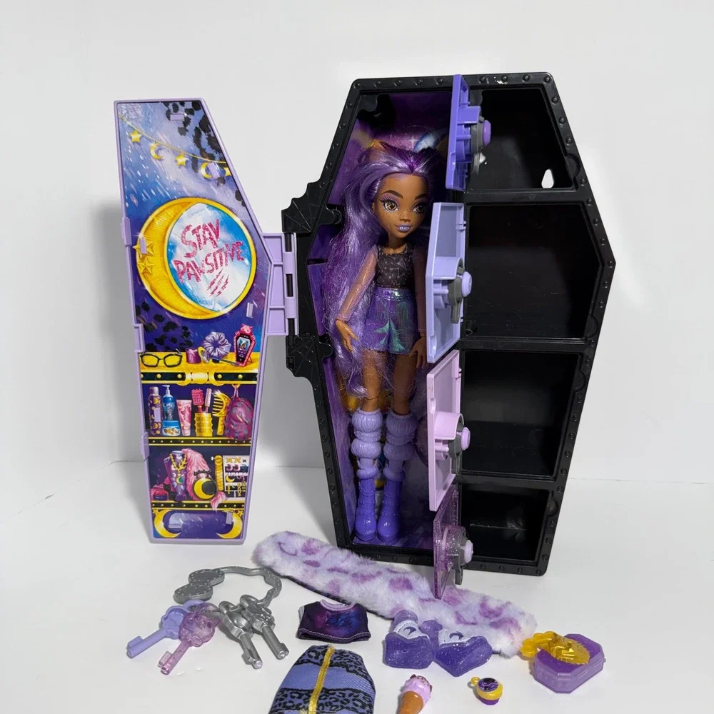 Monster High Clawdeen Wolf Skulltimate Secrets Fearidescent w Coffin Case